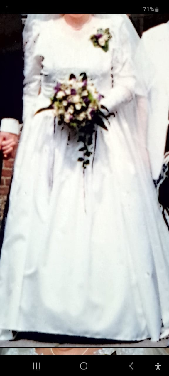 Trouwjurk gebroken wit, lange mouwen met kant.