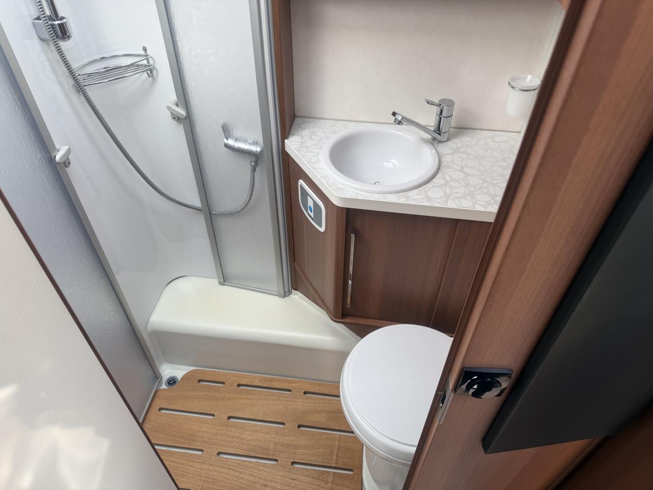 LMC Breezer V646G. Black-line ( 2x lengte bedden, zeer netjes ,dak airco)