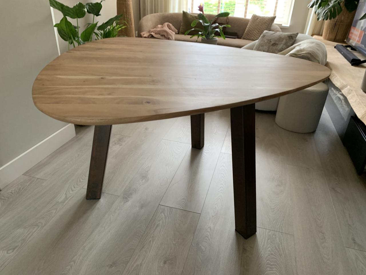 Driehoek eettafel 135 cm hoog 76 cm,