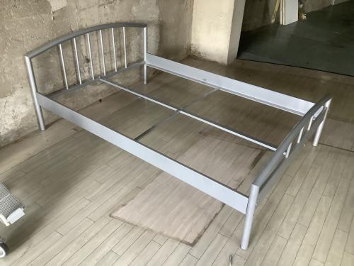 Bed 140x200cm metaal.