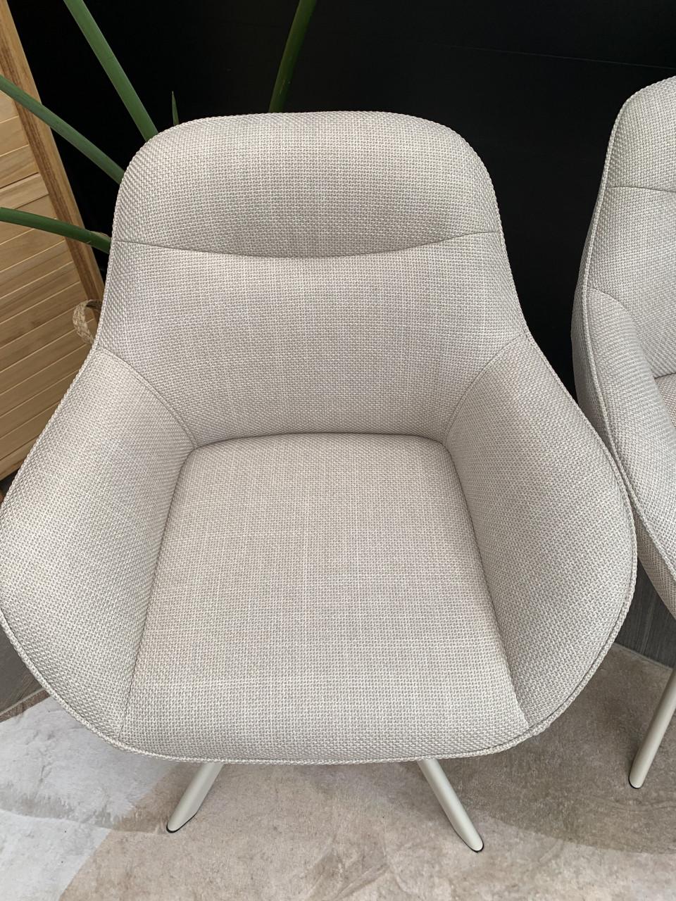 4 super gave moderne draai eetkamer stoelen.