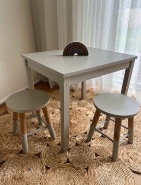 Beige kindertafeltje met krukjes