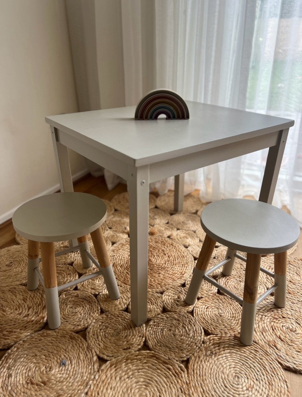 Beige kindertafeltje met krukjes