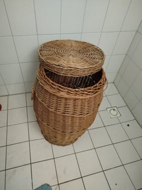 Rieten wasmand met deksel