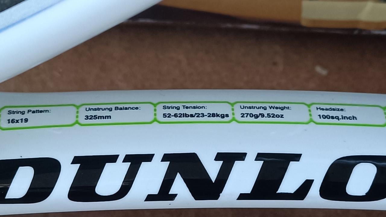 Mooi set tennismaterialen. Tennisracket Dunlop S4.0 Ute. Headsize: 100sq.