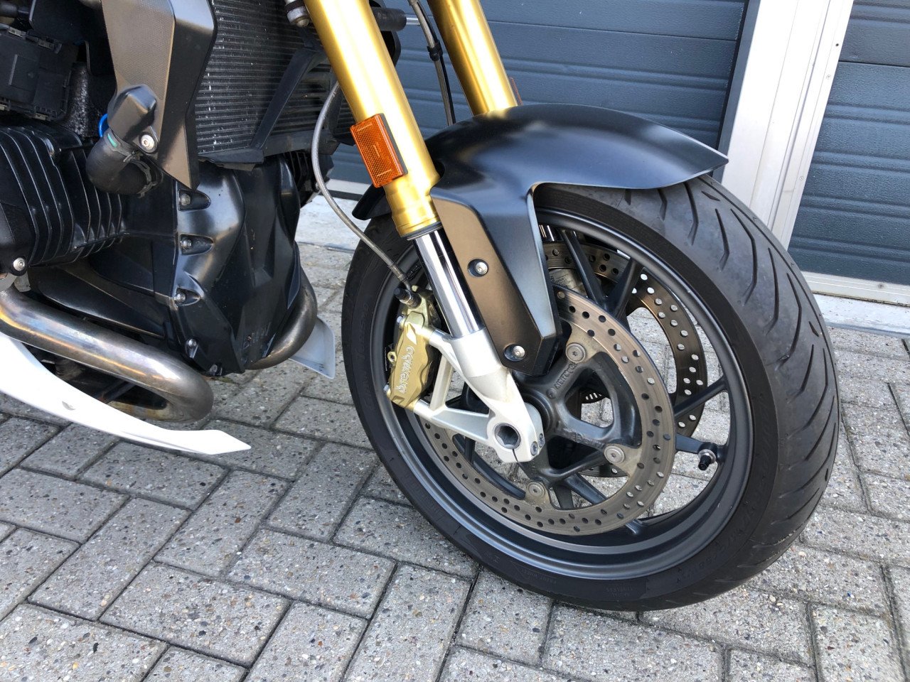 BMW R1200R LC uit 2017 met 65 dkm, full-option, kofferset, etc €8995,-