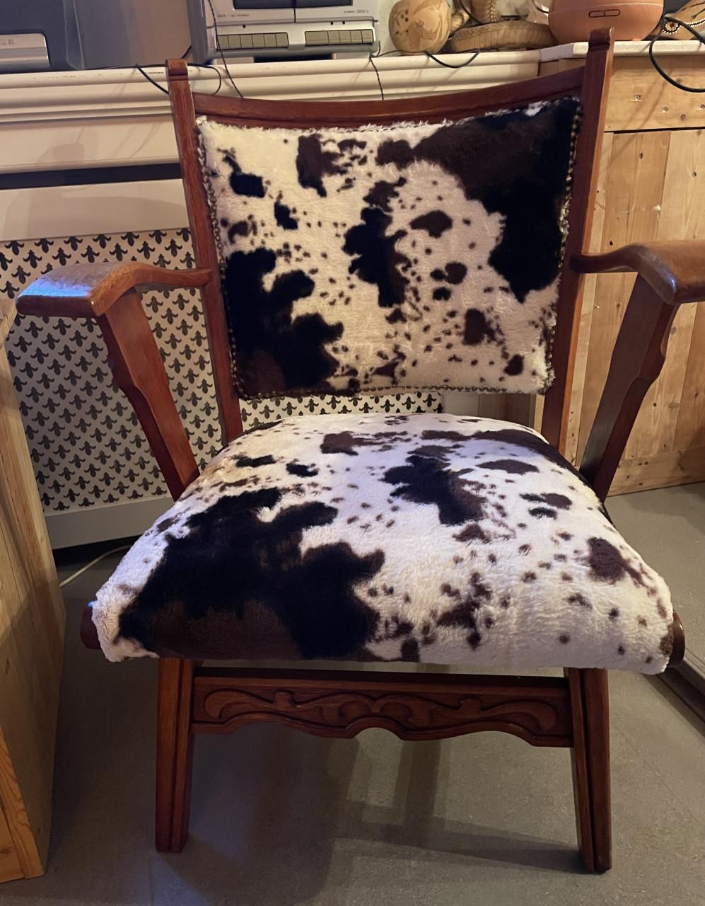 Sfeervolle fauteuil met koeienprint