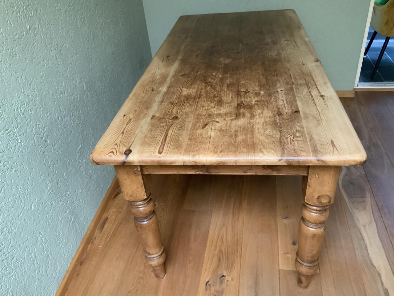 Eettafel van eikenhout