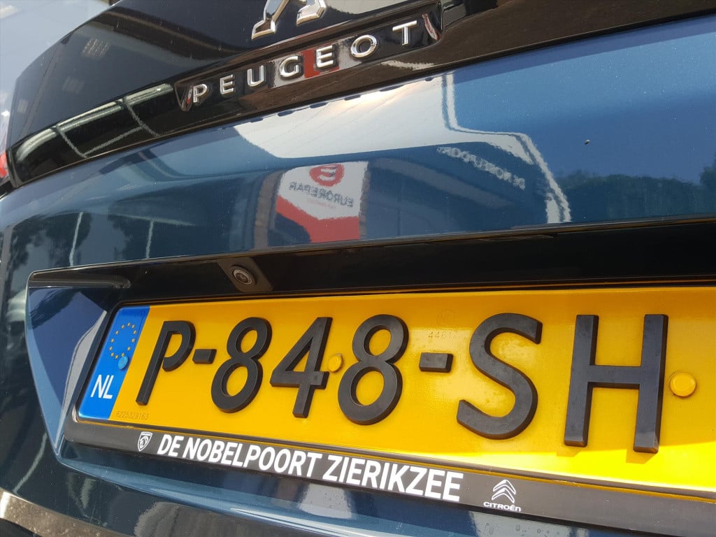 Peugeot 3008 1.6 plug-in hybrid 225pk blue lease allure eat8 automaat navig