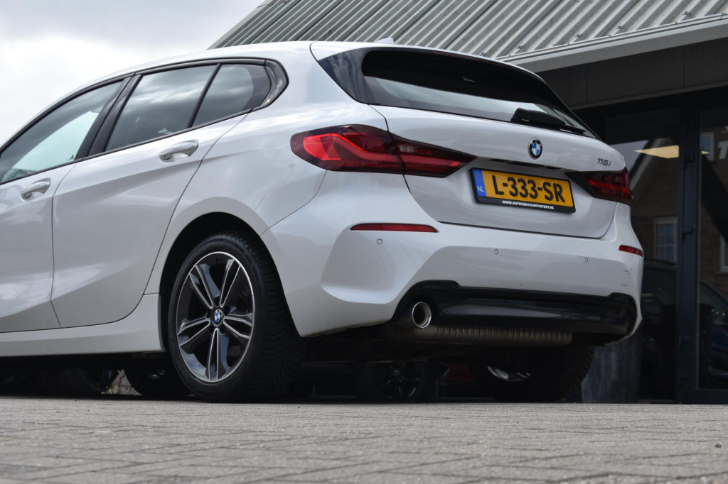 BMW 1 Serie 118i sport line | stoelverwarming | apple carplay | android aut