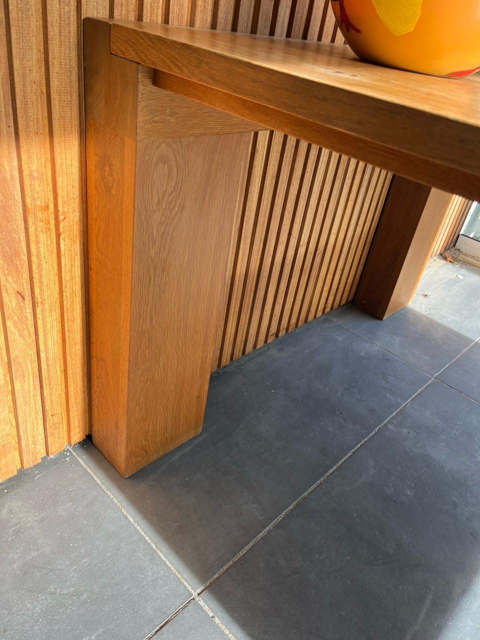 Grote houten eettafel