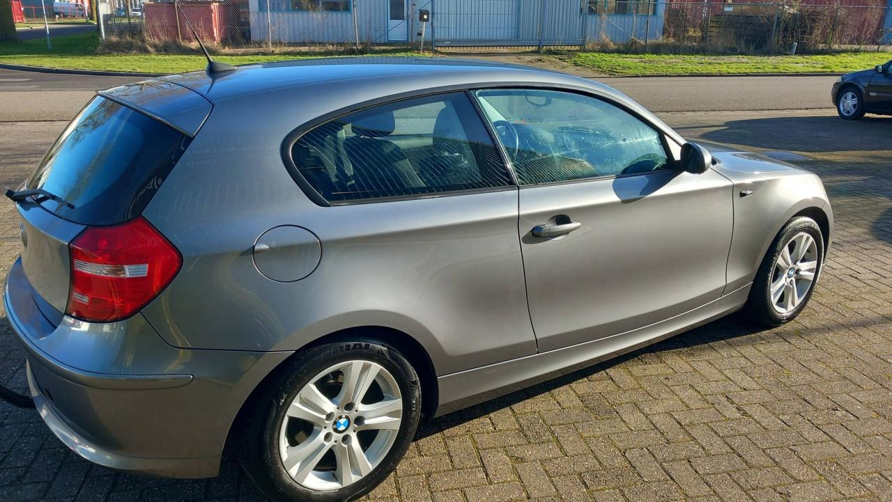 Bmw 1-SERIE 116i Corporate 3deurs bj:2009 airco lm-velgen apk 2027 !!!