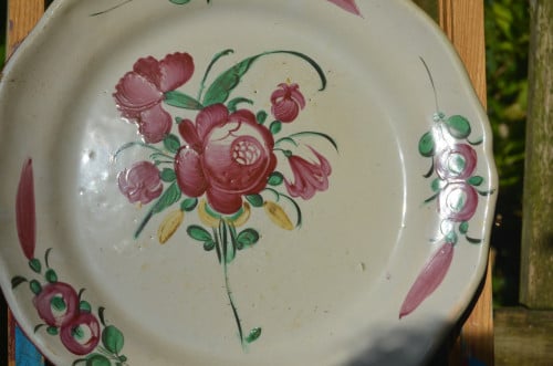 Div. aardewerk borden floraal decor op 1 na 19e/20e eeuw (4)