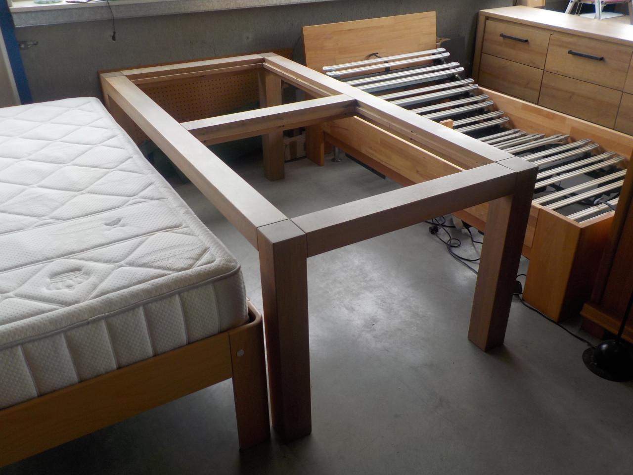 Grote eettafel 100 x 200 cm met 2  plavuizen in de tafel in zeer goede staa