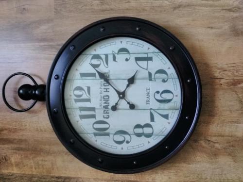 Grote wandklok in de vorm van een zakhorloge