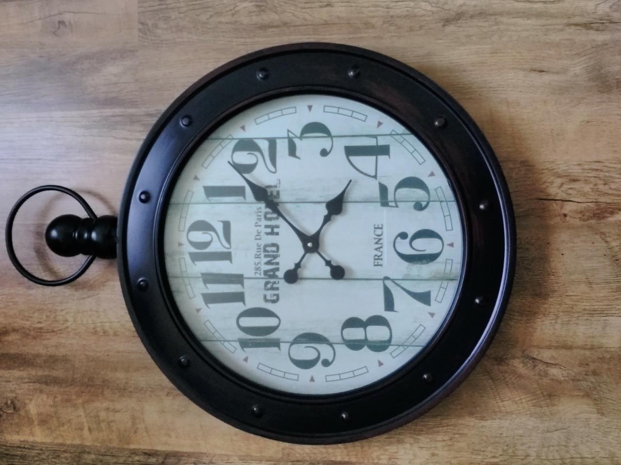 Grote wandklok in de vorm van een zakhorloge
