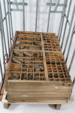 Set van 7 authentieke houten letterbakken met inhoud