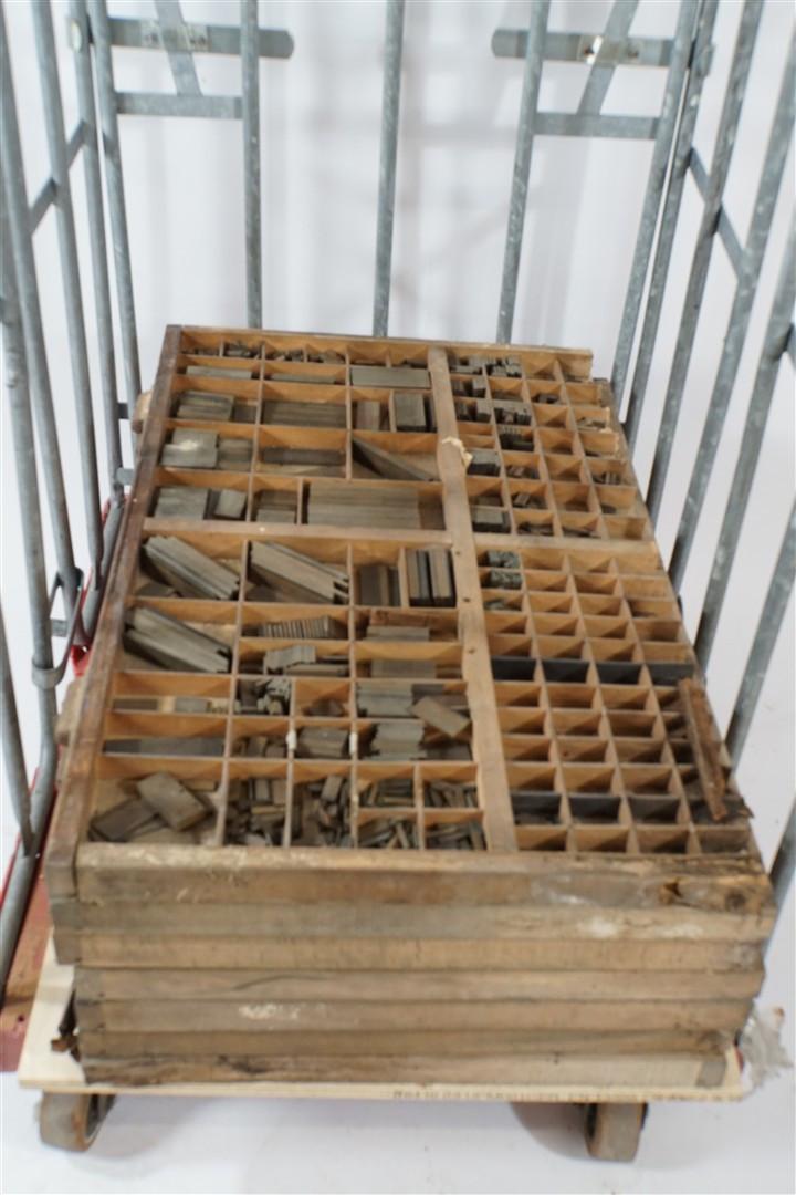 Set van 7 authentieke houten letterbakken met inhoud