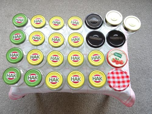 25 stuks  glazen potten voor jam of inmaak  voor  € 5,00
