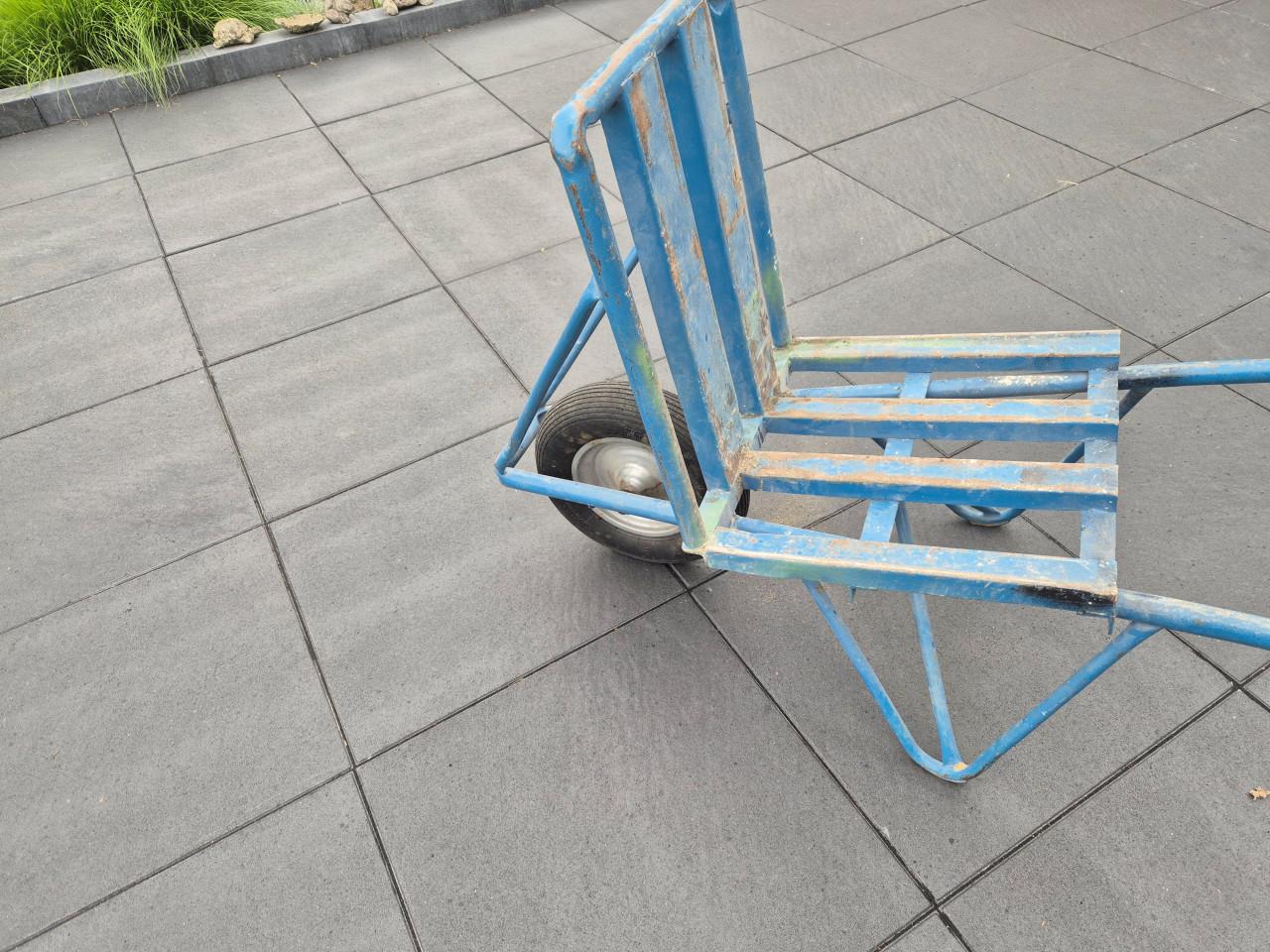Steenkruiwagen.
