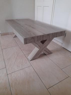 Prachtige salon tafel 68 x 135 x 44H (z.g.a.n.)  Materiaal : Melamine