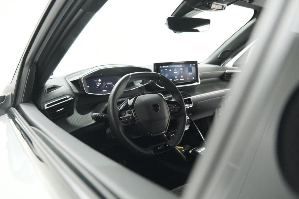 Peugeot 2008 puretech 130 eat8 gt | 360 camera | stoelmassage | adaptieve c