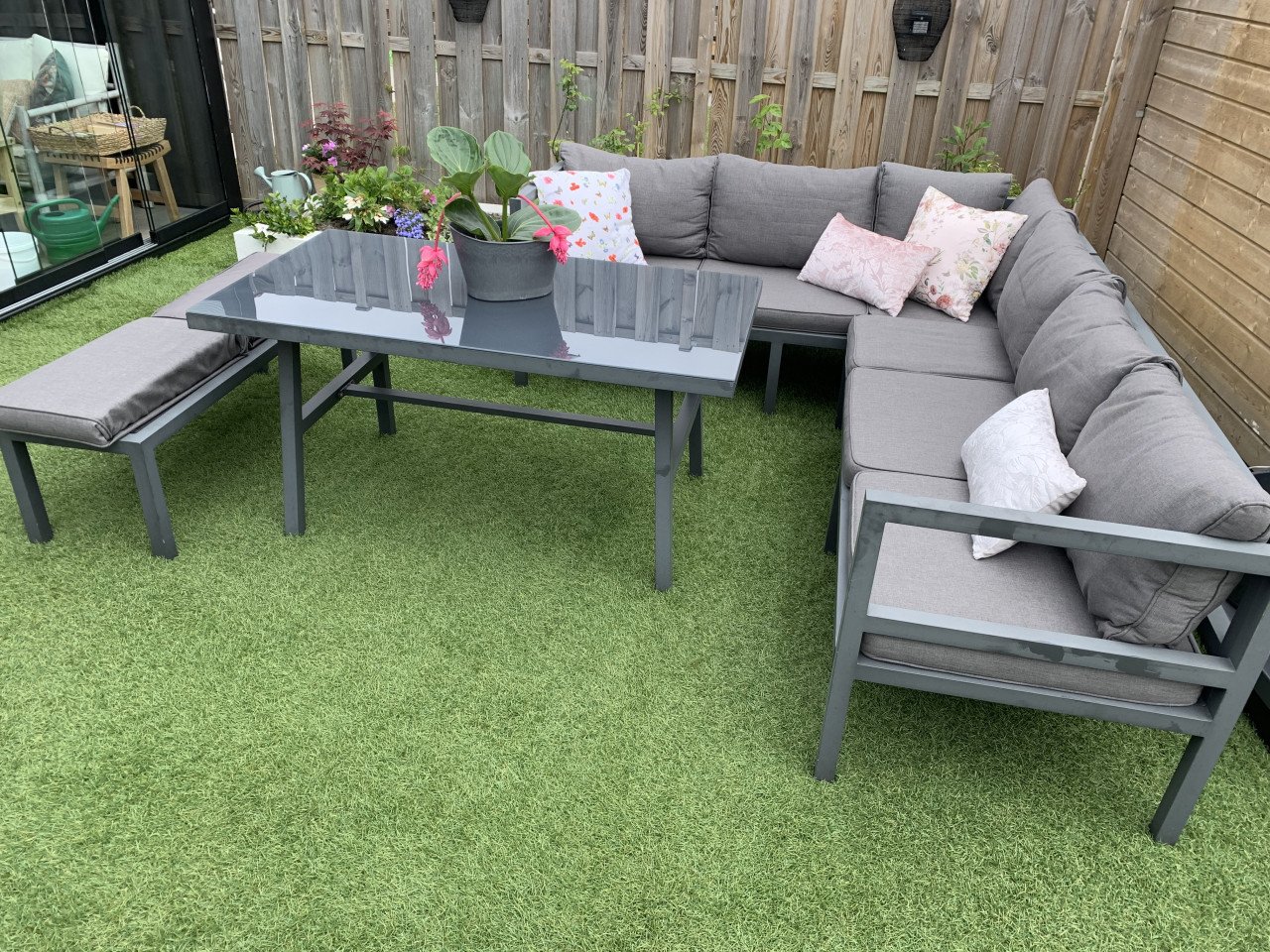 Lounge set Alminium grijs met kussens en hoge tafel en bankje.
