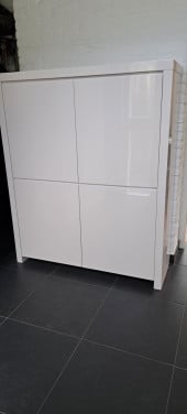 Hoogglanzende witte kast met 4 deuren