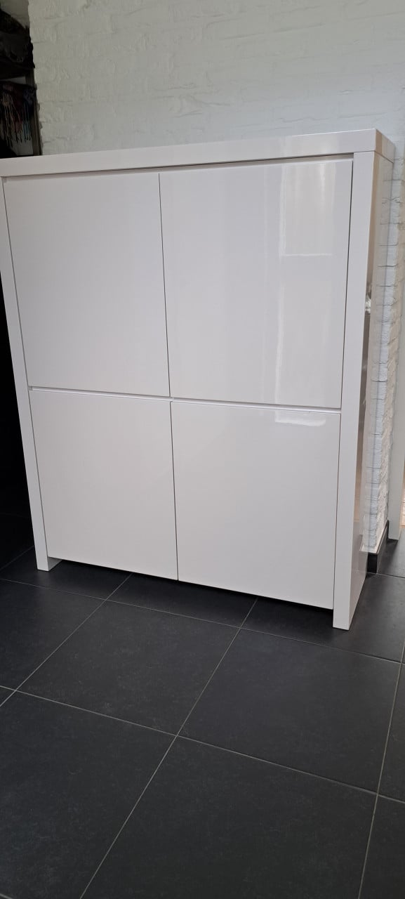 Hoogglanzende witte kast met 4 deuren