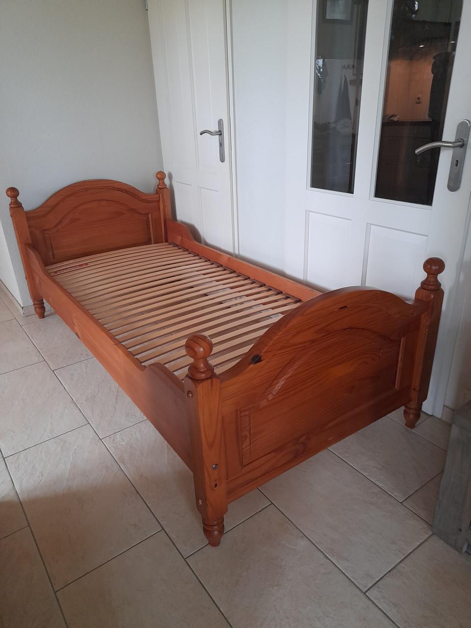 Massief houten bed 90 x 200 ( in goede staat )