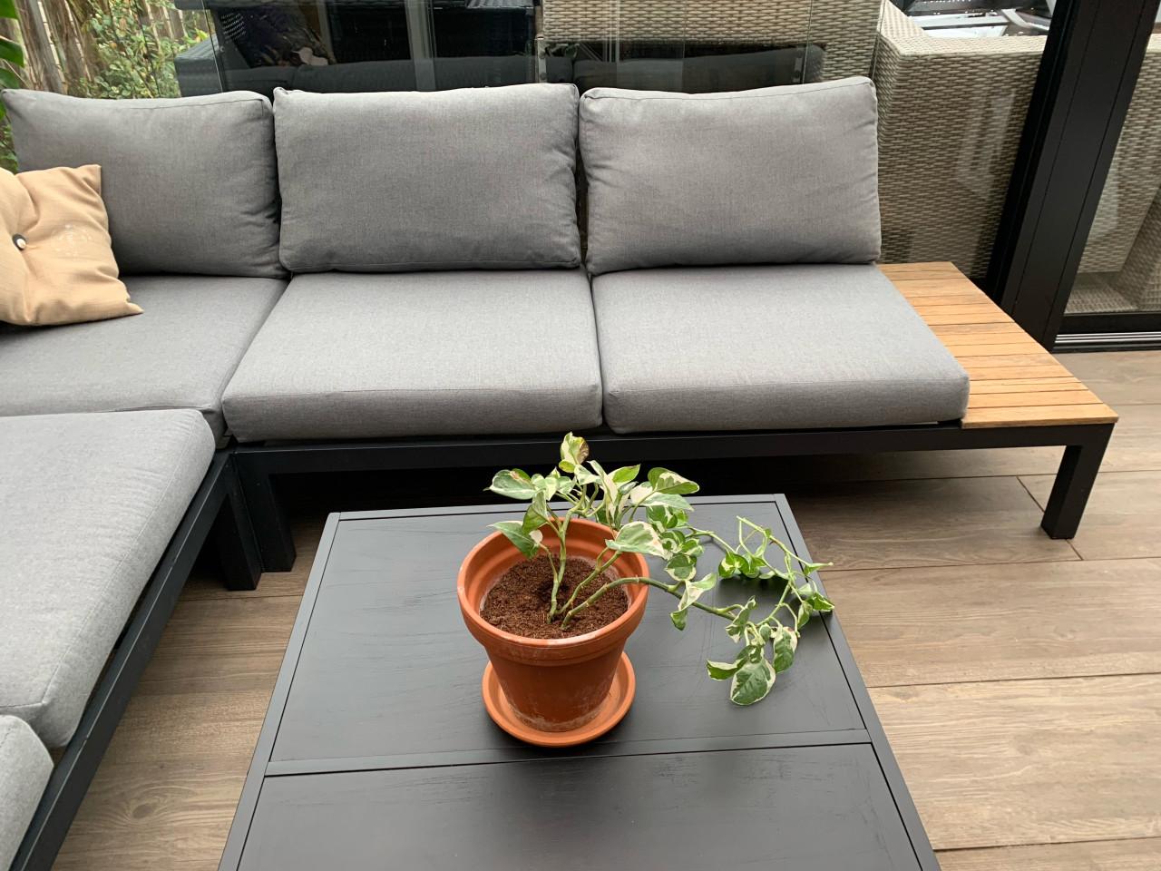 .loungeset alminium met naturel hout, kussens en tafel.