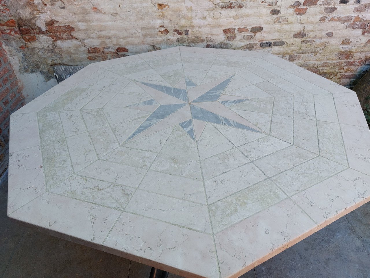 Prachtige zware stenen tuintafel