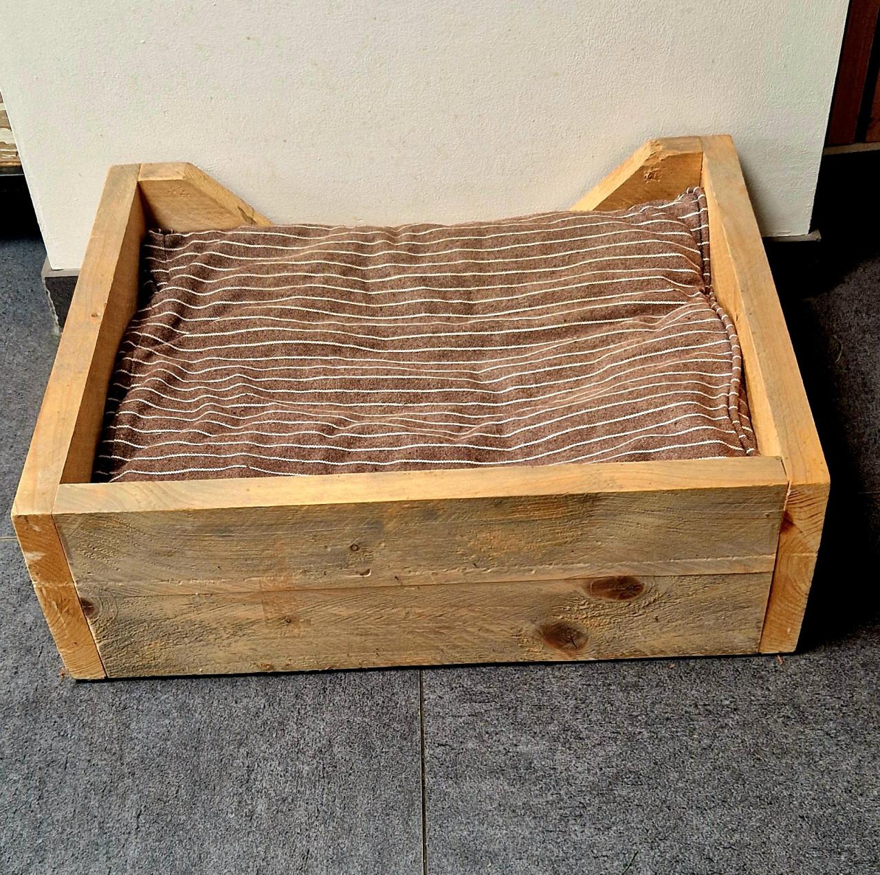 Stevige houten hondenmand, (b)60x(d)49x(h)20 cm