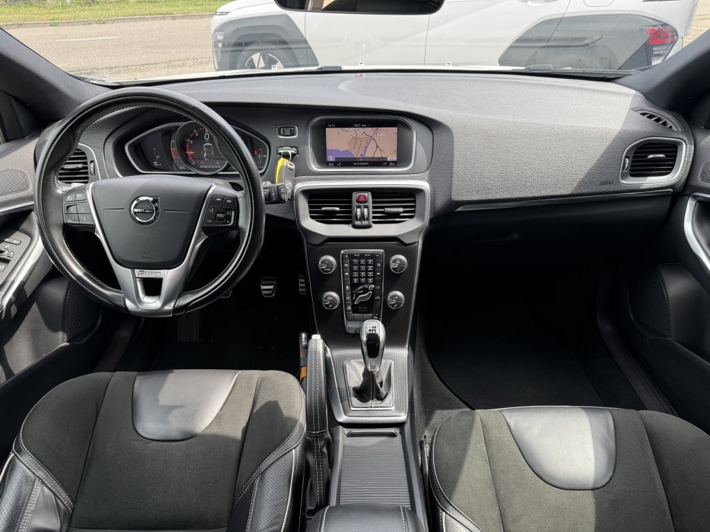 Volvo V40 2.0 t4 business sport r-design 190pk | navigatie | trekhaak afnb