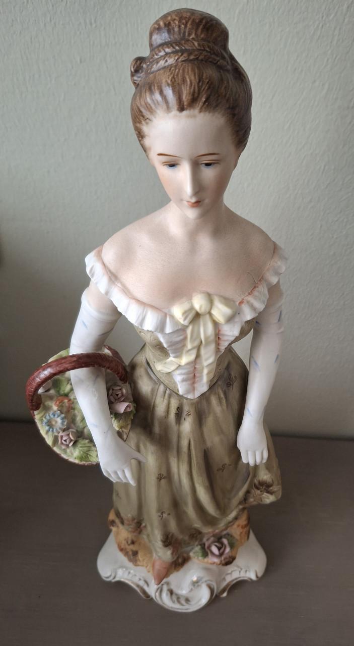 Beeldje: Vrouw met mand