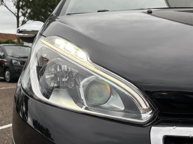 Peugeot 208 blue l. allure 1.2 pt-82pk | navigatie & bluetooth & applecarpl
