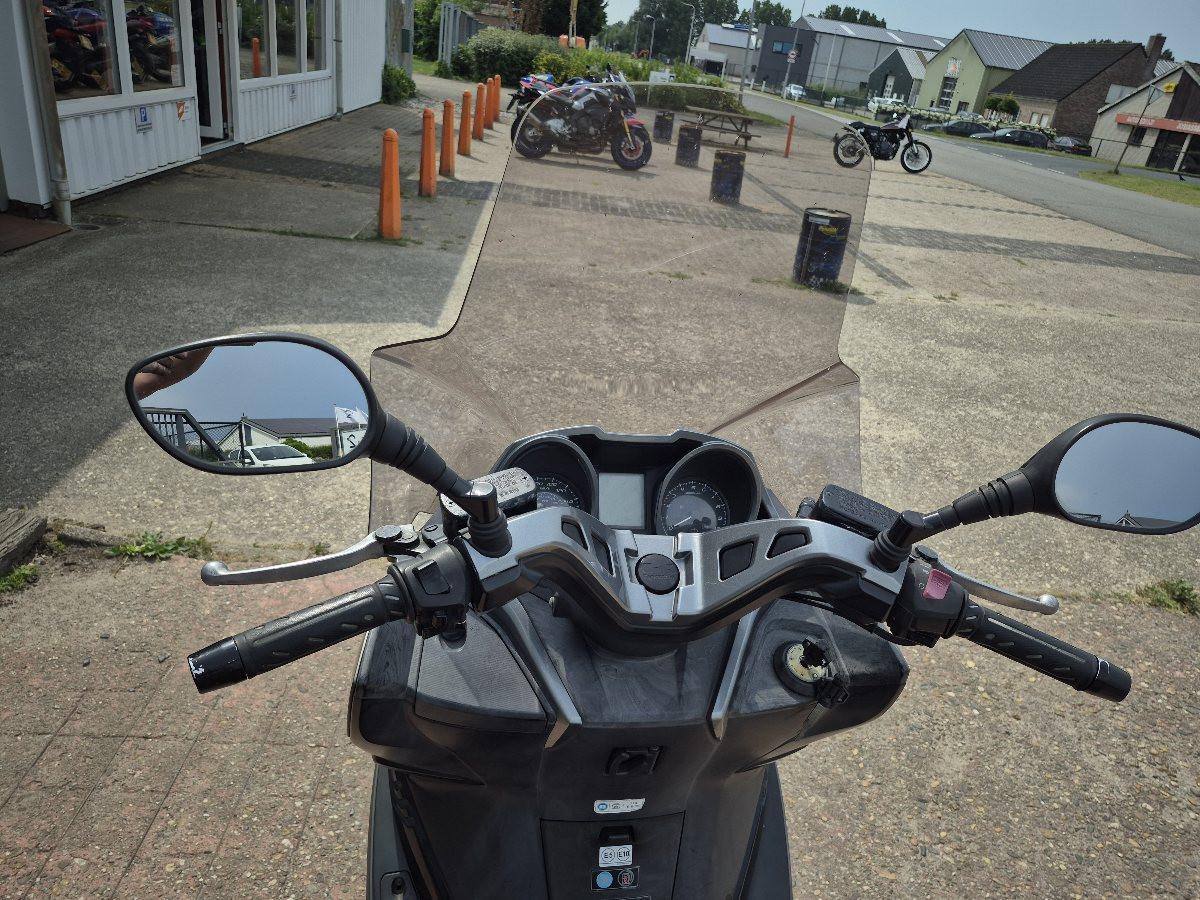 Kawasaki J300 motorscooter uit 2017