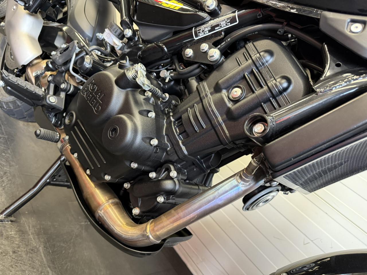 Jonge en gave Royal Enfield Guerrilla 450!