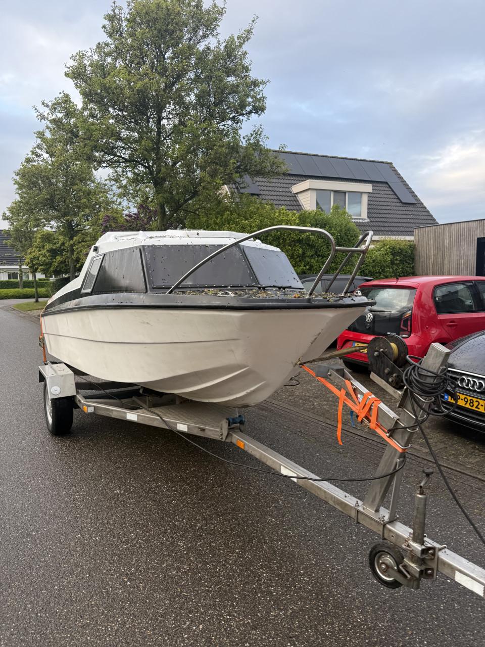 Kajuitboot met stoel en nieuwe vlonder incl stuur inrichting
