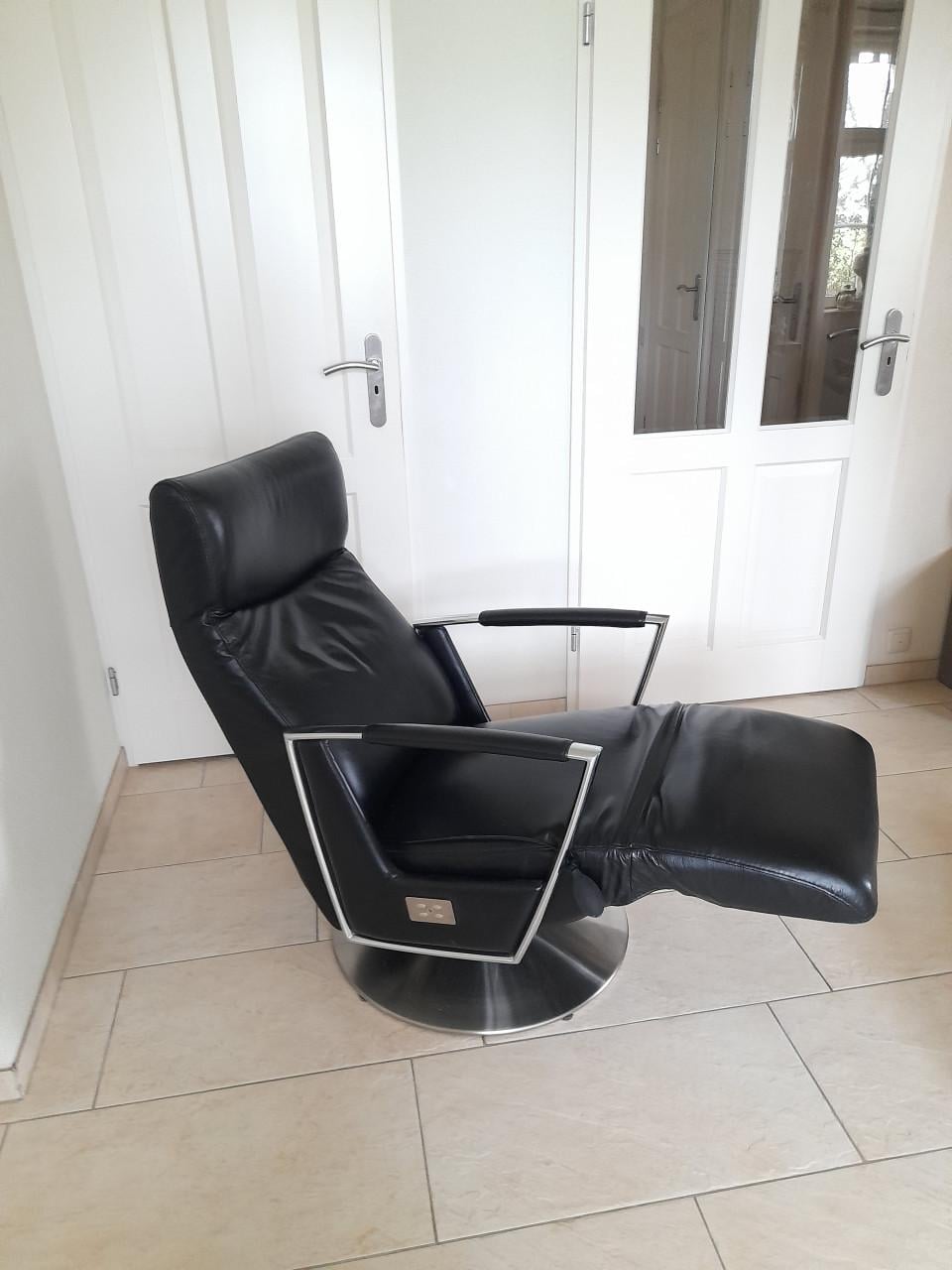 Elektrisch verstelbare  Lederen relax fauteuil ( in goede nette staat )