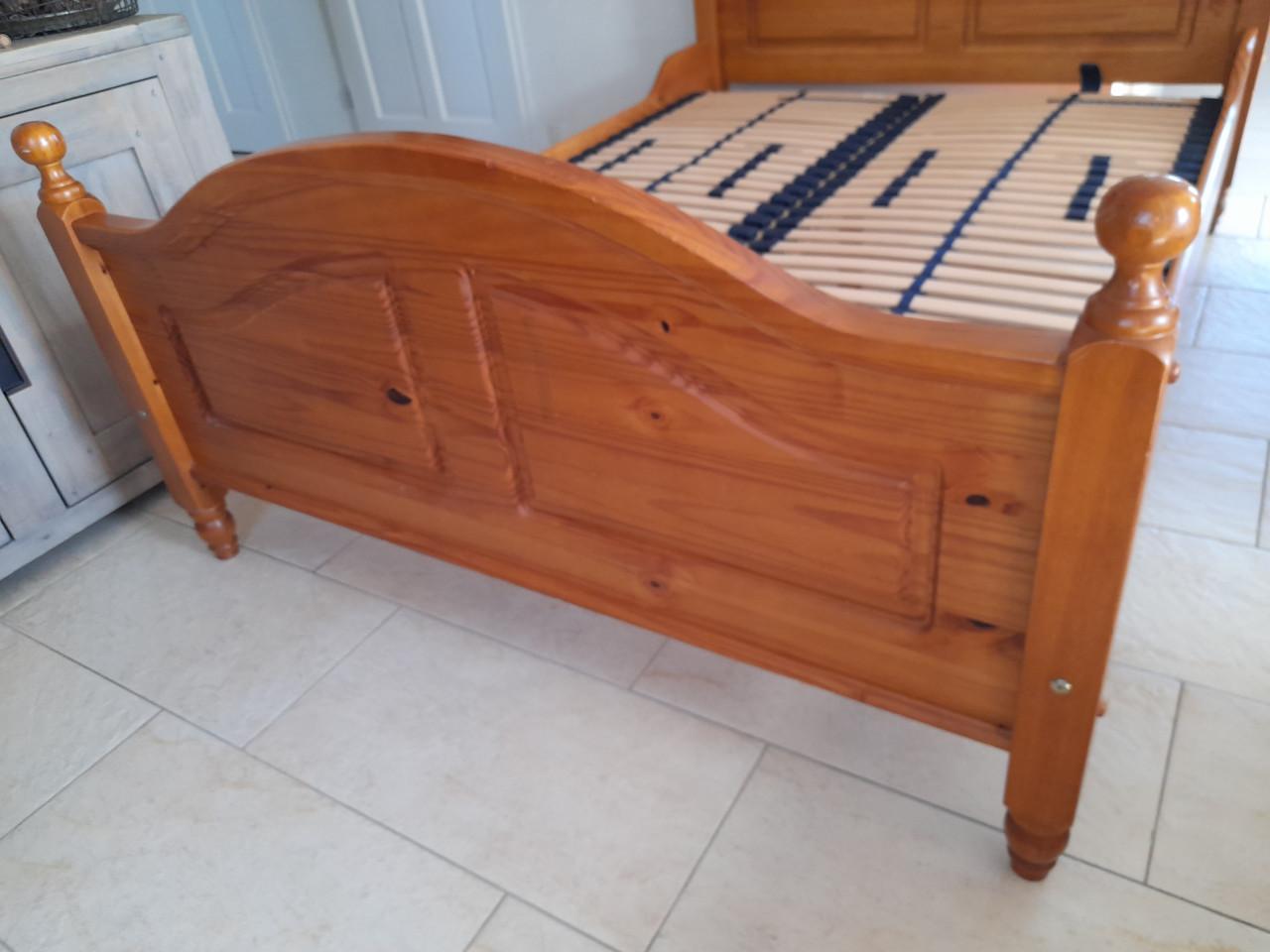 Massief houten bed 140 x 200 (in goede staat )