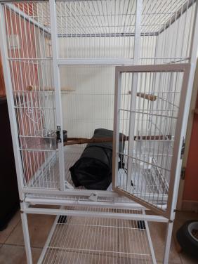 Mooie stevige verrijdbare vogelkooi