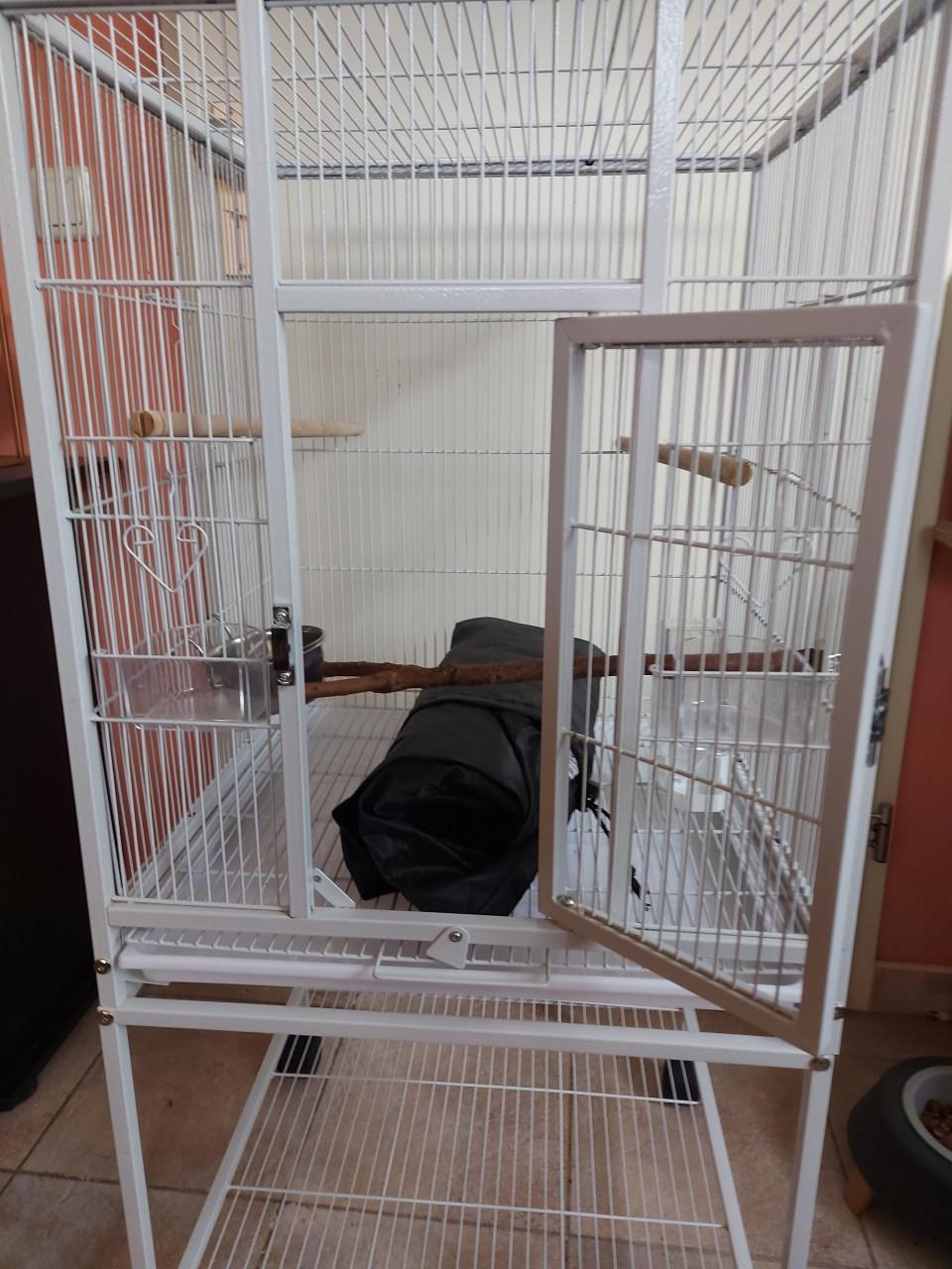 Mooie stevige verrijdbare vogelkooi