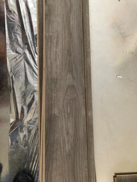 Grijze laminaatvloer