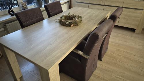 Tafel met stoelen