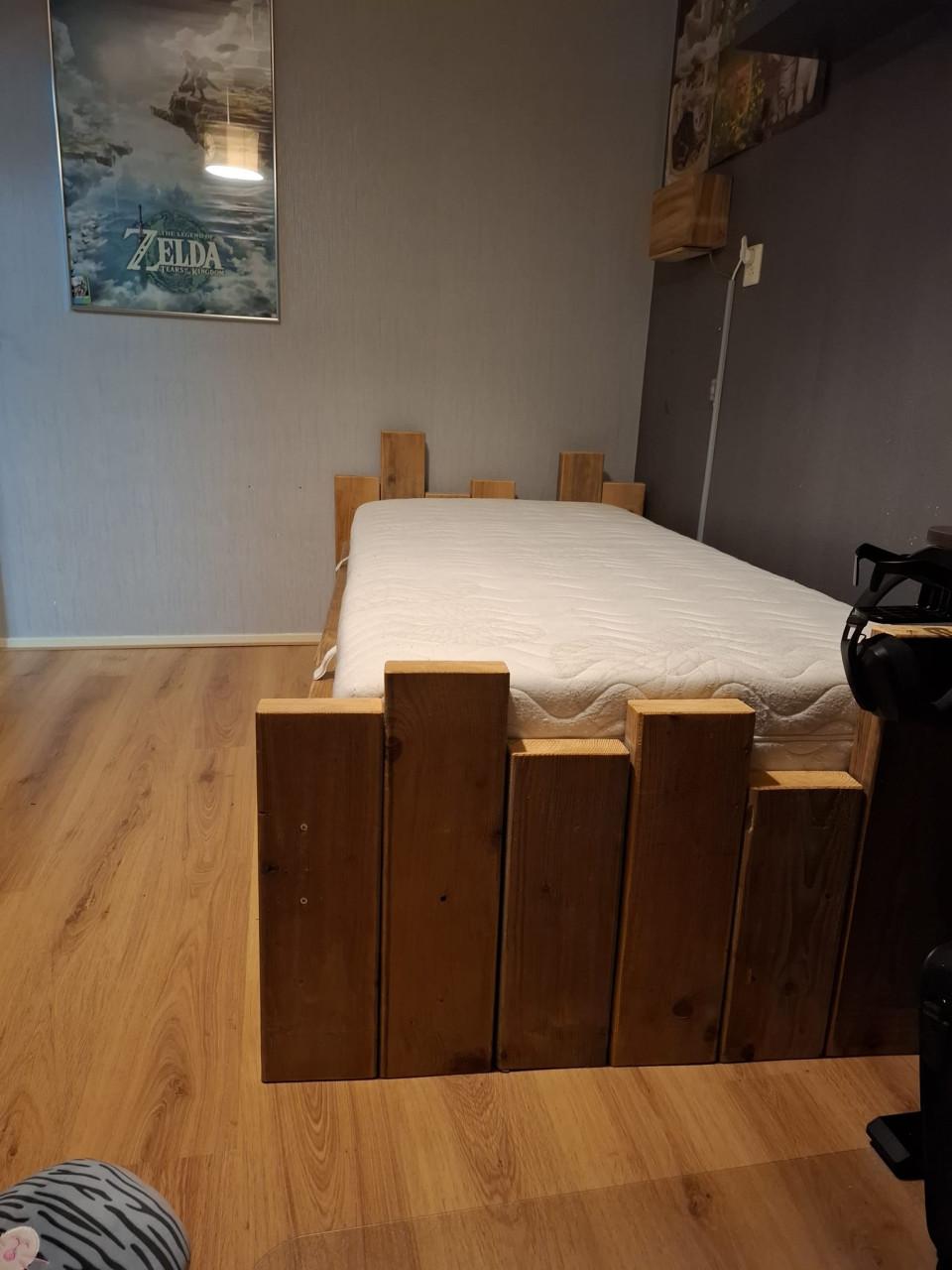 Steigerhouten bed