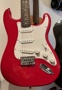 RED RED Squier ......................met wilkinson elementen.