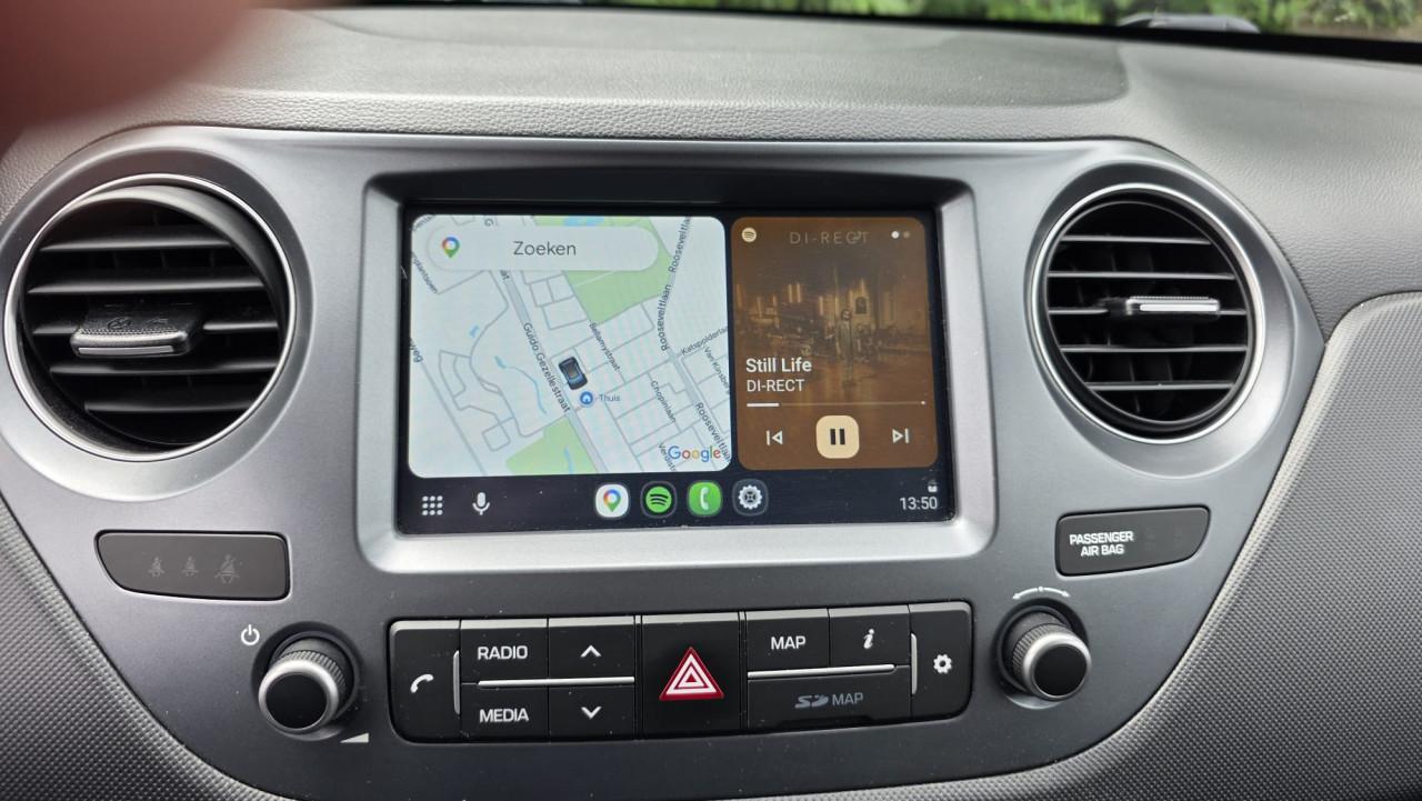 Hyundai I10 2019 met 69300 km Zwart met rode spiegels en sierstrippen.