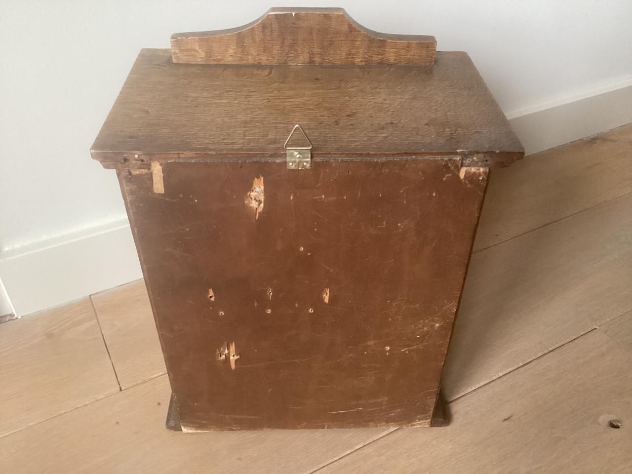 Klein, mooi wandkastje met geslepen glas.