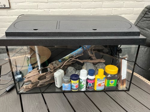 Groot aquarium met alle toebehoren